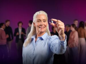 Oticon_Intent_HA_In_Hand_Hero